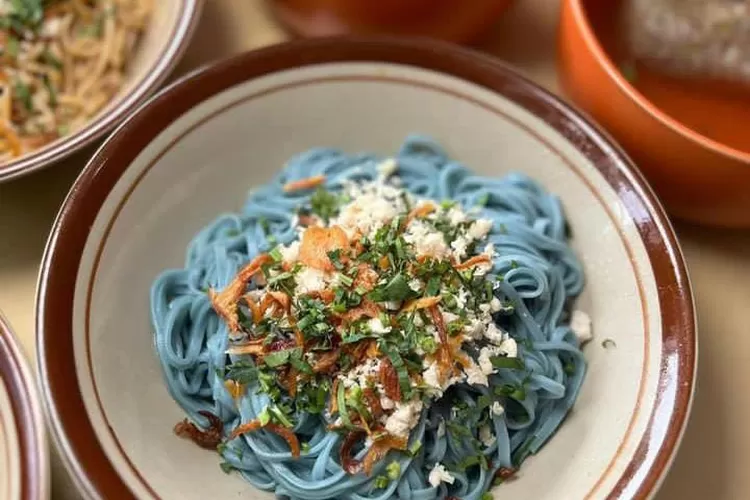 Bakmie Bunga Telang Kuliner unik digarut dengan rasa yang nikmat tersedia berbagai varian menu Mie (Instagram/@kedaibakmie168)