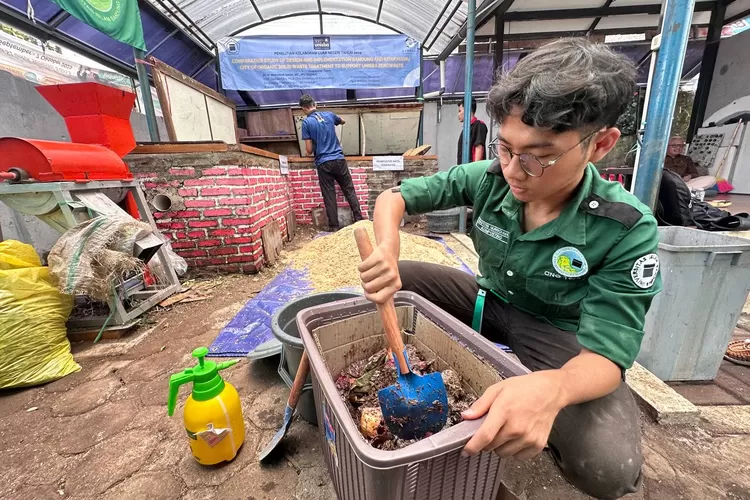 Tak Ingin Masa Kelam Terulang, Dekan Teknik Unisba Rela Urus Sampah Kampus (Diskominfo Kota Bandung)