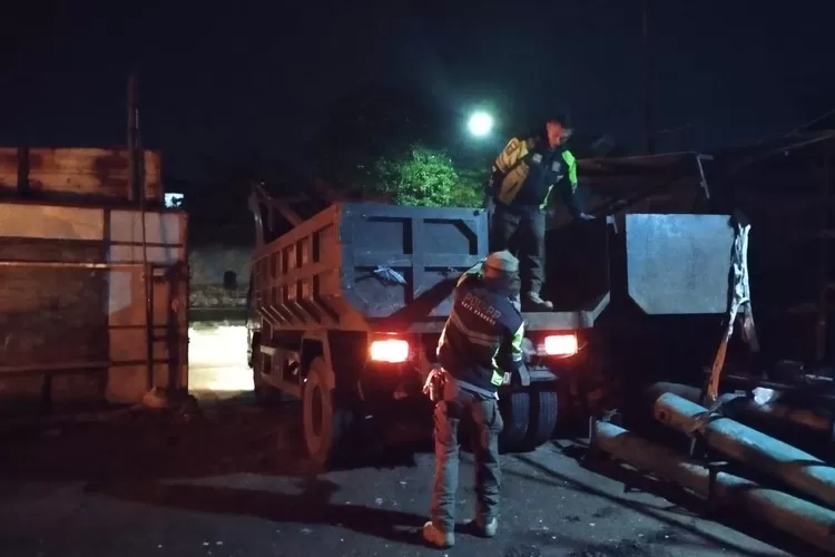 Satpol PP Kota Bandung Tertibkan Sejumlah Reklame Ilegal (Diskominfo Kota Bandung)