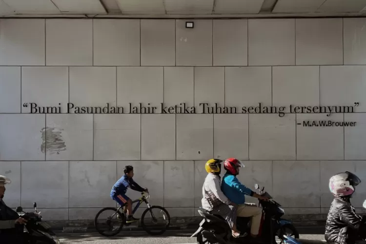 Sejumlah kutipan tentang kota Bandung yang dijuluki Paris van Java (Twitter/@madariyanhadi)