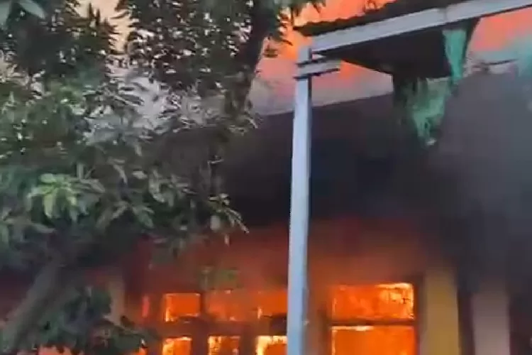 Kebakaran hanguskan dua rumah di Gang Warta No.12 dan 14, RT. 02 RW.03, Kelurahan Cibangkong, Kecamatan Batununggal (Foto: Humas Dsikar PB Kota Bandung)