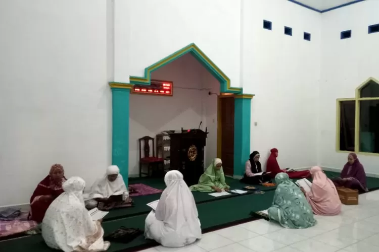 Ibu-ibu kampung Datarjaya kecamatan Sukaresik adakan acara tadarusan di bulan Ramadhan sesuai dengan seruan MUI kota Tasikmalaya ( Dokumentasi pribadi/Lia Sukriati)