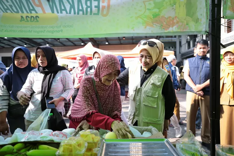 Ilustrasi:  solusi terjangkau untuk kebutuhan pangan menjelang Idulfitri 1445 Hijriah dengan Gerakan Pangan Murah (GPM) di Kota Bandung (Portal Bandung / GoraJuara.com)