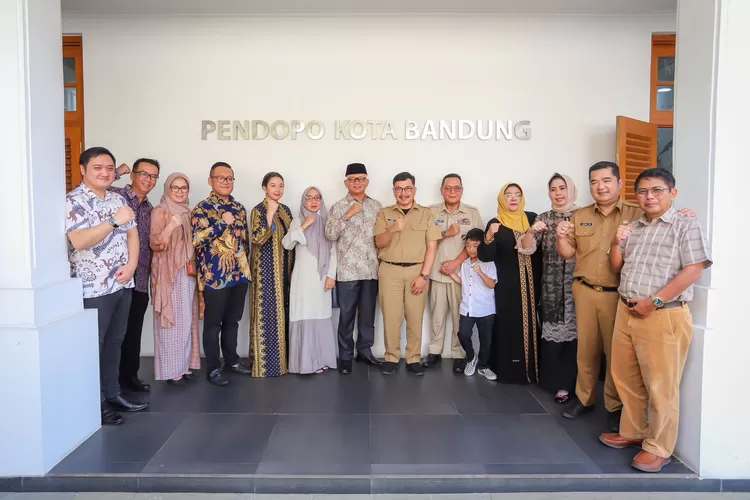 Perubahan pengurus Perumda Pasar Juara Kota Bandung membawa harapan baru untuk peningkatan pelayanan dan inovasi di pasar tradisional. (Bandung.go.id / GoraJuara.com)