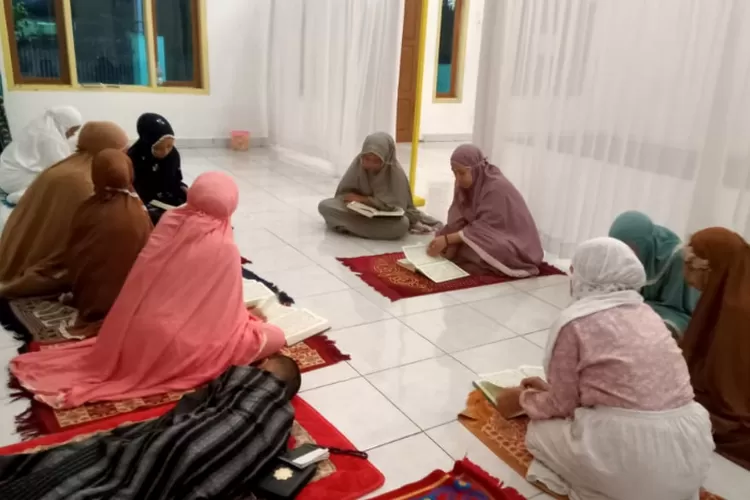 Ibu ibu Kampung Datarjaya mengikuti itikaf malam Lailatul Qadar (Foto: Gorajuara/ dok: Lia Sukriati)