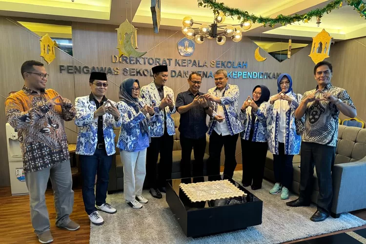Rpmbongan Pengurus dan Panitia Rakernas AKSI 2024 bersama Direktur GTK (GoraJuara.com/dok AKSI)