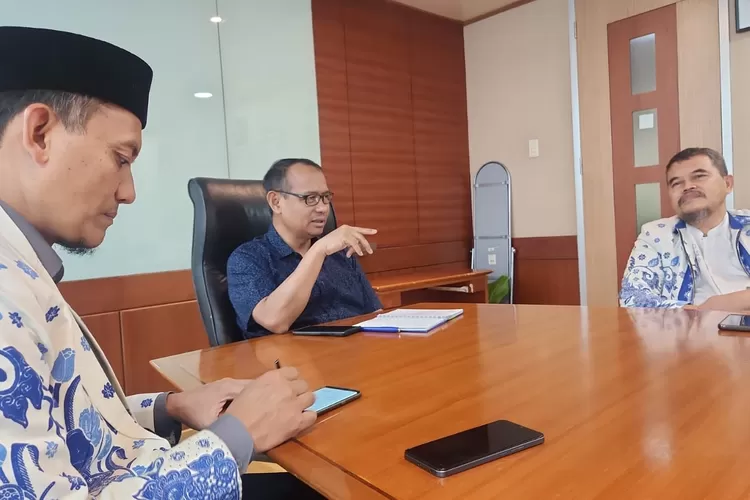 Audiensi; dari Kiri Sekjen DPP AKSI Dr. Toto Suharya, S.Pd, M.Pd. Direktur KSPS Kasiman, S.Pd. ST. MM. dan Ketua Umum DPP AKSI Dr. Asep Tapip Yani, M.Pd. (GoraJuara.com/dok AKSI)
