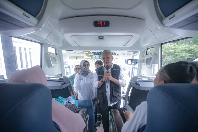 Mudik Asyik Bersama BUMN 2024: Ratusan Peserta Dilepas, Pj Wali Kota Bandung mengucapkan selamat berkumpul dengan keluarga (Bandung.go.id / Gorajuara.com)