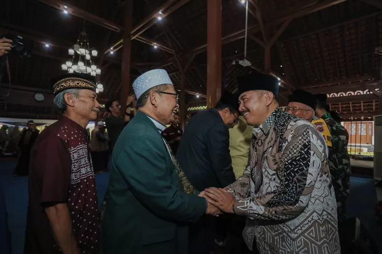 Peran ulama dan umaro menjadi kunci kebaikan Kota Bandung. Artikel mengungkap kesuksesan harmoni mereka dalam menciptakan lingkungan kondusif (Bandung.go.id / GoraJuara.com)