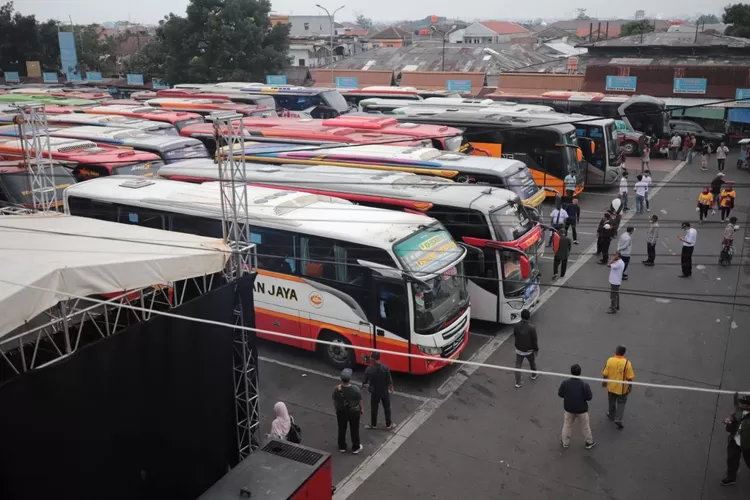 Bersama lebih dari 2.000 pemudik, program mudik gratis dari Terminal Cicaheum memberikan akses nyaman menuju kampung halaman (Bandung.go.id / GoraJuara.com)