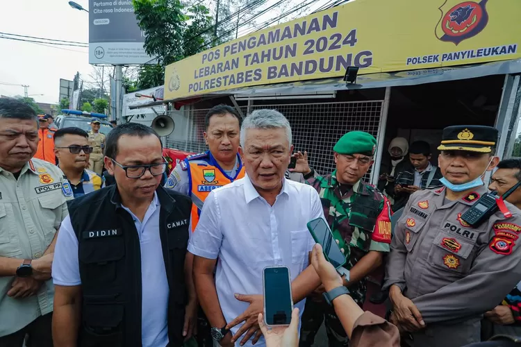 Penjabat Wali Kota Bandung memantau Pos Pengamanan Idulfitri, memastikan kesiapan dan kelancaran arus mudik, serta pelayanan kesehatan (Bandung.go.id / Gorajuara.com)