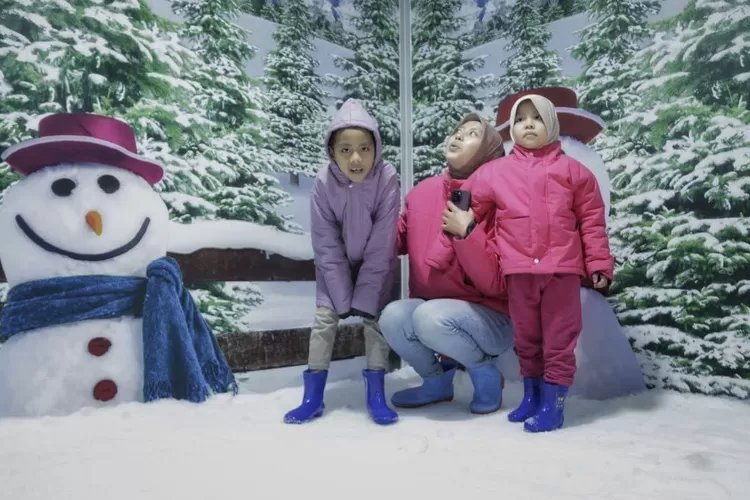 Rasakan sensasi ekstrem minus 5 derajat Celsius di Frozen Land Indonesia, tempat bermain salju seru di Kota Bandung!  (Bandung.go.id/ GoraJuara.com)