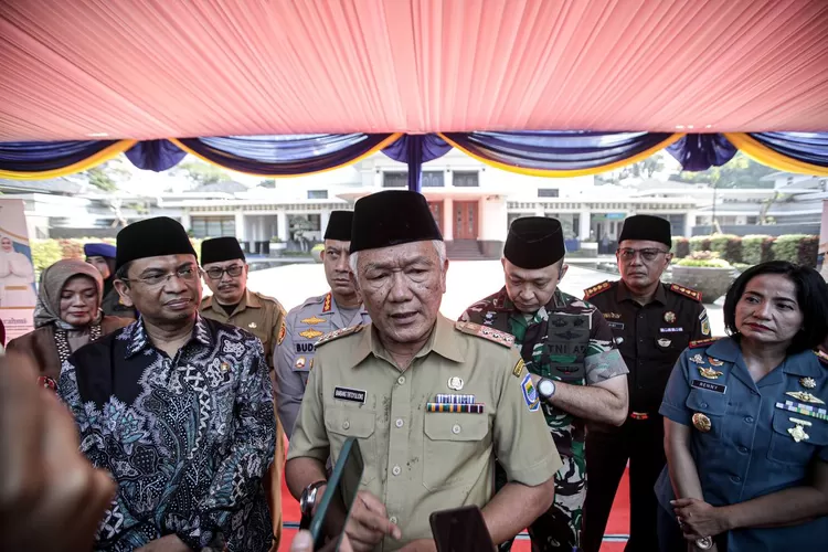 Penjabat Wali Kota Bandung, Bambang Tirtoyuliono, menegaskan Kota Bandung siap menjaga keamanan dan ketertiban selama Idulfitri 1445 H. (Humas Bandung / GoraJuara.com)