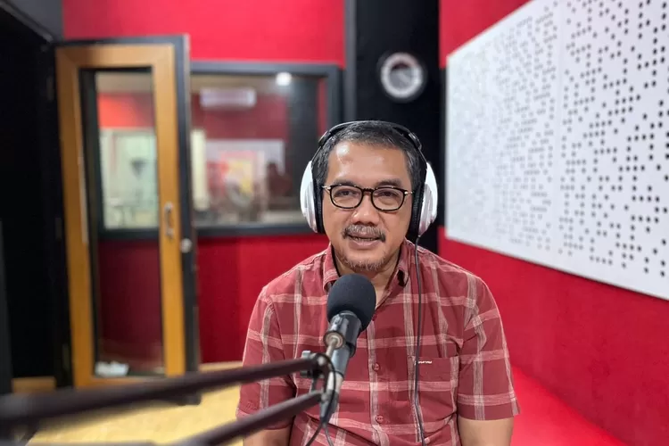 Ketua Komisi D DPRD Kota Bandung, H. Aries Supriyatna, S.H., M.H., saat menjadi narasumber talk show Obrolan Plus Solusi (OPSI), di Studio PRFM (Nicko/Humpro DPRD Kota Bandung)