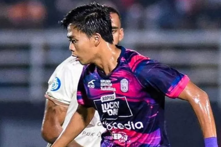 Edo Febriansah, pemain PERSIB, menjalani pemulihan cedera. Kabar baik, rekan setimnya kembali latihan. Baca info lengkap di sini! (Persib.co.id / GoraJuara.com)