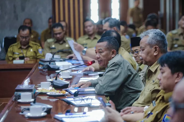 Penataan PKL pasca-Lebaran di Bandung: Fokus pada Alun-alun dan kawasan lainnya. Upaya untuk menjaga ketertiban dan keindahan kota. (Humas Bandung / GoraJuara.com)