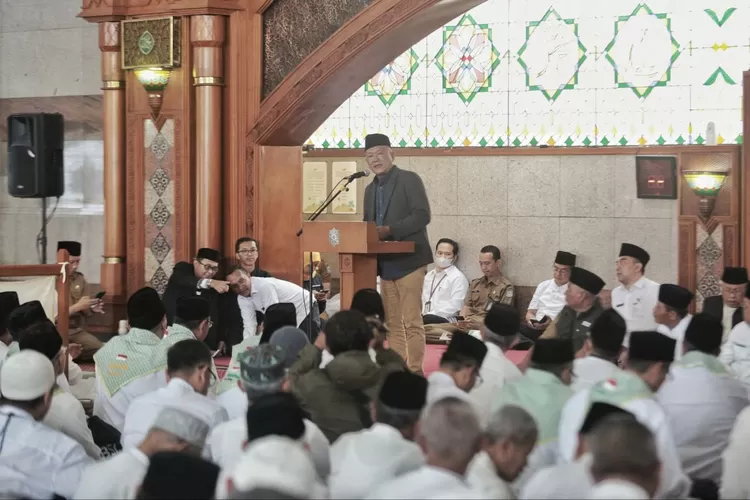 Jelang keberangkatan haji, Penjabat Wali Kota Bandung ingatkan pentingnya kesehatan bagi calon jemaah. (Humas Bandung / GoraJuara.com)