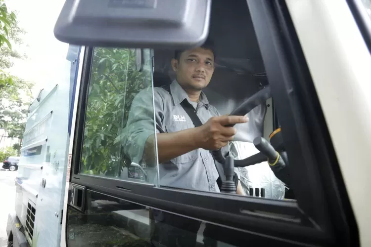 Hardi Mulyawan, sweeper truck canggih, jelajahi kisah inspiratif menjaga kebersihan Kota Bandung (Humas Bandung / GoraJuara.com)