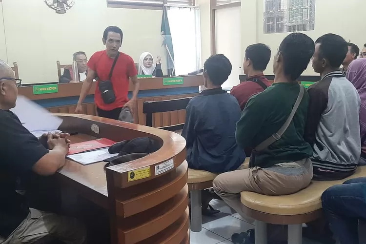 Penegakan hukum tegas terhadap PKL dan pelanggar izin di Kota Bandung oleh Satpol PP, mencerminkan komitmen dalam menjaga ketertiban dan keamanan kota. (Humas Bandung / GoraJuara.com)