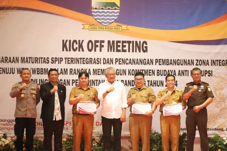 Ketua DPRD Kota Bandung H. Tedy Rusmawan, A.T., M.M., kick off meeting penyelenggaraan maturitas SPIP terintegasi dan pencanangan zona integritas di Pemerintah Kota Bandung Tahun 2024, di Hotel Grandia, Bandung (Nuzon/Humpro DPRD Kota Bandung)