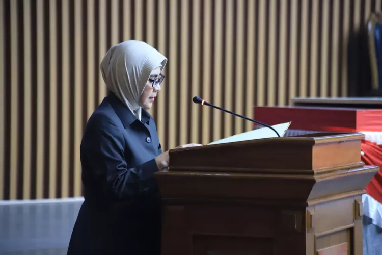 Ketua Pansus 3 DPRD Kota Bandung, drg. Maya Himawati, saat membacakan laporan terkait Raperda tentang Pelayanan Bidang Pangan, Pertanian, dan Perikanan, di Rapat Paripurna DPRD Kota Bandung (Tofan/Humpro DPRD Kota Bandung)