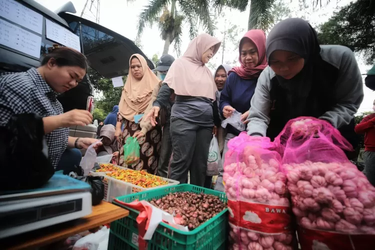  strategi Pemerintah Kota Bandung dalam mengendalikan inflasi dengan penanaman massal bawang merah dan cabai rawit (Humas Bandung / GoraJuara.com)