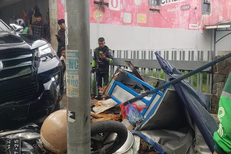 Mobil Fortuner tabrak gerobak mie ayam, sebuah mobil dan sepeda motor di Setiabudi Bandung (Foto: Gorajuara/Doni)