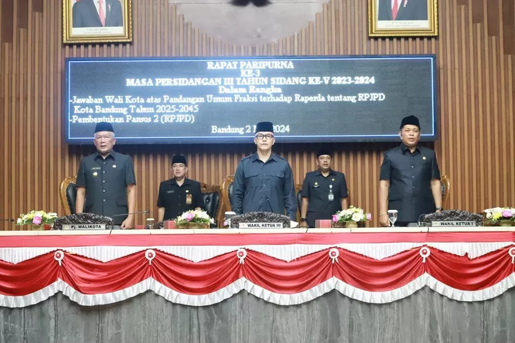 DPRD Kota Bandung menggelar Rapat Paripurna dengan agenda mendengarkan Jawaban Wali Kota atas PU Fraksi terhadap Raperda tentang RPJPD Kota Bandung Tahun 2025-2045 dan Pembentukan Pansus 2 RPJPD, di Gedung DPRD (Dok: Dani/Humpro DPRD Kota Bandung)