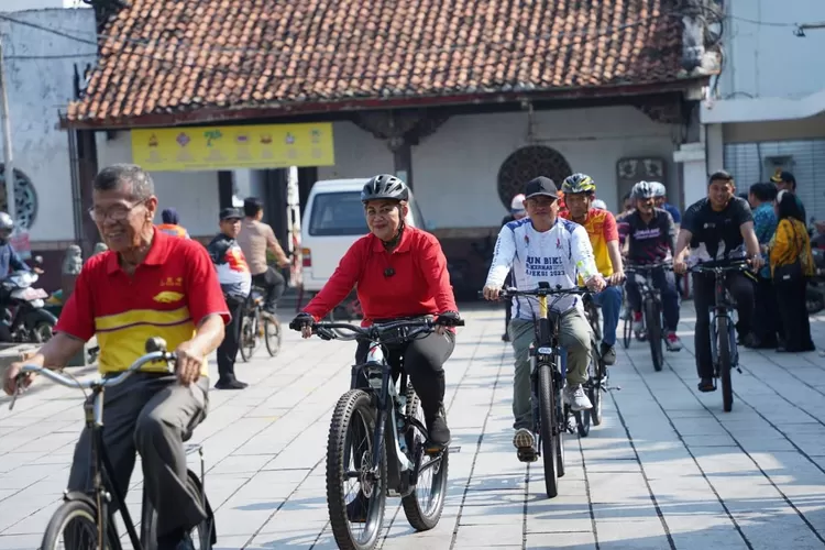 Wali Kota Semarang, Hevearita Gunaryanti Rahayu saat melaksanakan kegiatan bersepeda bersama jajaran Kepala OPD di kaasan Kota Lama Semarang, dan sempat singgah di Kelenteng Tay Kak Sie Semarang, Selasa (14/5).  (Dok. Promedia / GoraJuara.com)