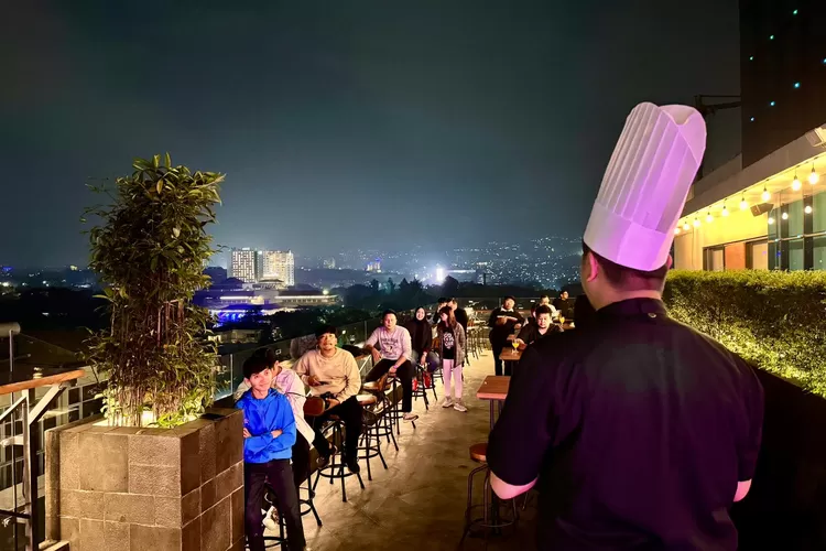 kuliner eksklusif di Chef&rsquo;s Table Hotel De Paviljoen Bandung dengan hidangan istimewa dan pemandangan kota yang memukau. (Infobdg / GoraJuara.com)