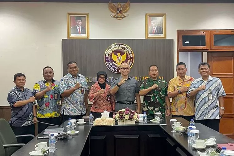 Wakil Ketua DPRD Kota Bandung Dr. H. Edwin Senjaya, S.E., M.M., melakukan kunjungan ke Pusat Pendidikan dan Pelatihan Teknis Fungsional Pertahanan Badan Pendidikan Pelatihan Kementerian Pertahanan RI (Ridwan/Humpro DPRD Kota Bandung)