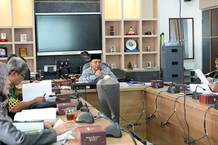 Pimpinan dan Anggota Pansus 4 DPRD Kota Bandung menggelar rapat kerja membahas Raperda tentang Penyelenggaraan Perhubungan (Nicko/Humpro DPRD Kota Bandung)