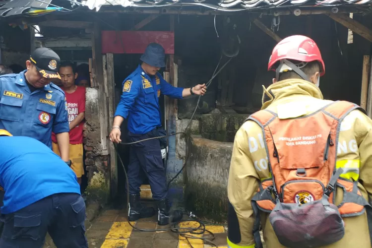 Petugas Rescue Diskar Kota Bandung tengah mengevakuasi jasad bayi dalam sumur di Babakan Ciparay, Gg. H. Zakaria, Bandung, Sabtu (25/5/2024). (Foto: Humas Diskar PB Kota Bandung)