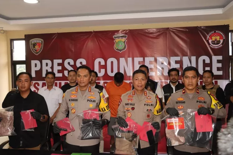 Terungkap! Motif Pelaku Penusukan Ustadz di Kebon Jeruk karena Kisah Cinta yang Tragis, Baca selengkapnya untuk rincian terperinci (tangkapan layar / GoraJuara.com)