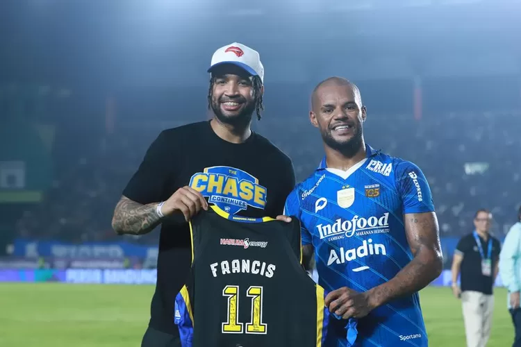 Brandone Francis kagumi David da Silva. Mereka bertemu dan bertukar jersey setelah PERSIB menang 3-0 atas Madura United. (PERSIB / GoraJuara.com)
