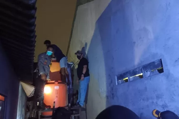 Penemuan mayat misterius di toren air Tangerang Selatan menggemparkan warga. Pelajari kronologinya dan upaya identifikasi (Dok. Polsek Tangsel / GoraJuara.com)