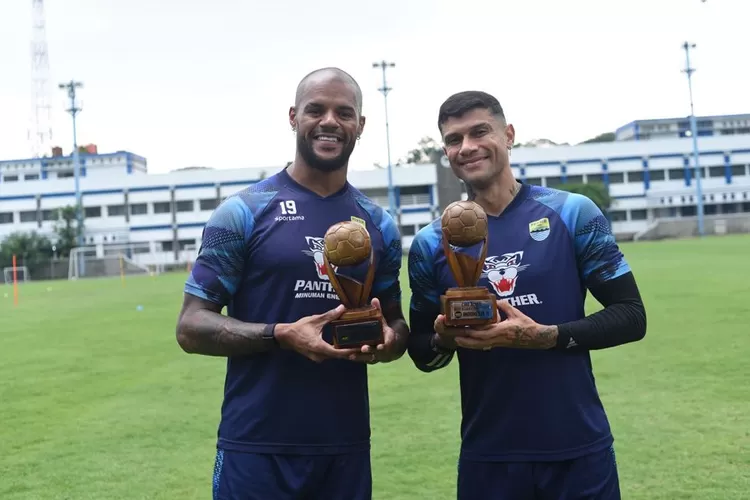 "Terpancar pesona sepak bola Indonesia! Baca kisah inspiratif DDS &amp; Ciro Alves, bintang Liga 1 yang meraih pujian tertinggi. (PERSIB / GoraJuara.com)