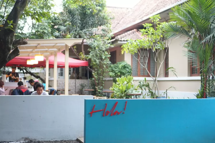 Nikmati pengalaman unik melukis sambil menikmati kopi di Hola Koffie, tempat nongkrong yang asyik di Jalan Braga Bandung. (Humas Bandung / GoraJuara.com)