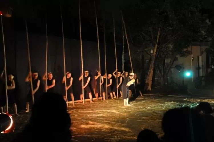 Komunitas Celah-celah Langit: Sumber Inspirasi Melalui Seni Teater. Temukan kisah inspiratif dan keberagaman karya mereka di sini! (Humas Bandung / GoraJuara.com)