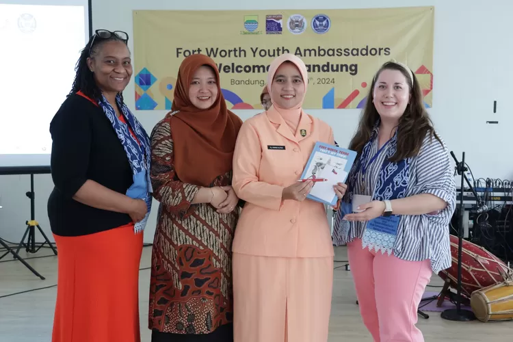 Kunjungan Delegasi Fort Worth ke SMA Angkasa Husein Sastranegara Bandung mempererat hubungan internasional dan memperkenalkan budaya lokal. (Humas Bandung / GoraJuara.com)