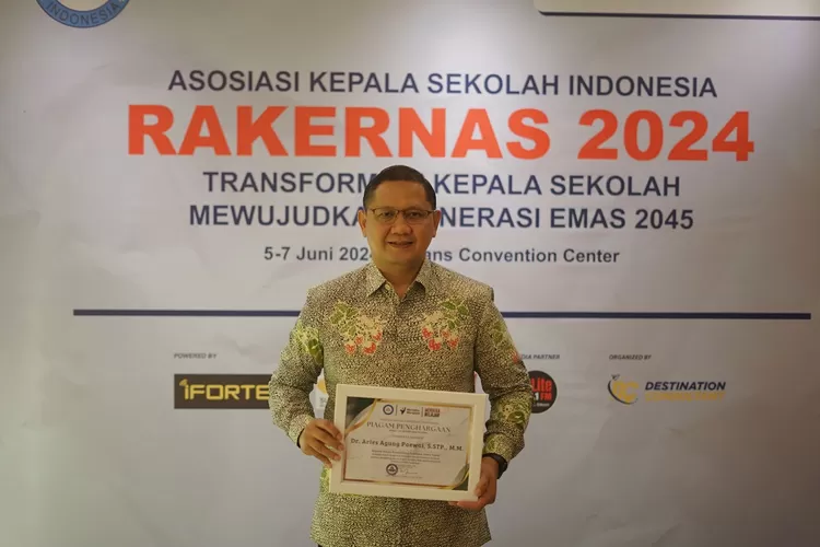 Kepala Dinas Pendidikan Provinsi Jawa Timur, Aries Agung Paewai S.STP., M.M. diberikan penghargaan sebagai Tokoh Inspiratif Provinsi Peraih Prestasi terbaik. (Gorajuara.com)