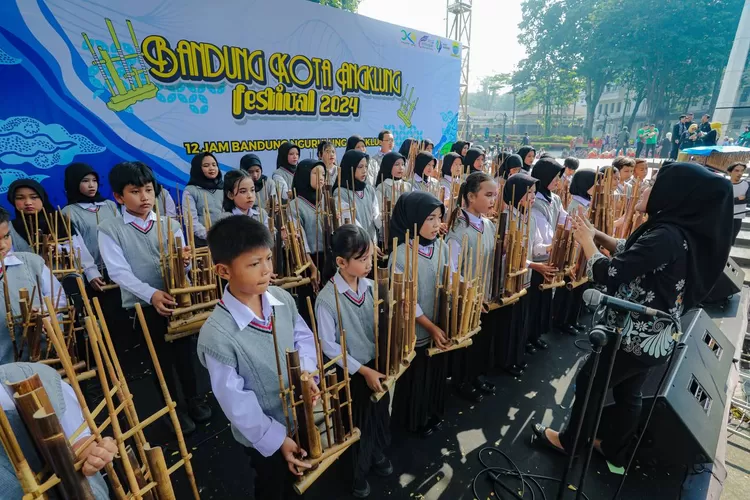 Ribuan Warga Serbu 12 Jam Bandung Ngurulung Angklung: Pecahkan Rekor &amp; Nikmati Kesenian Non-Stop di Balai Kota Bandung! (Humas Bandung / GoraJuara.com)