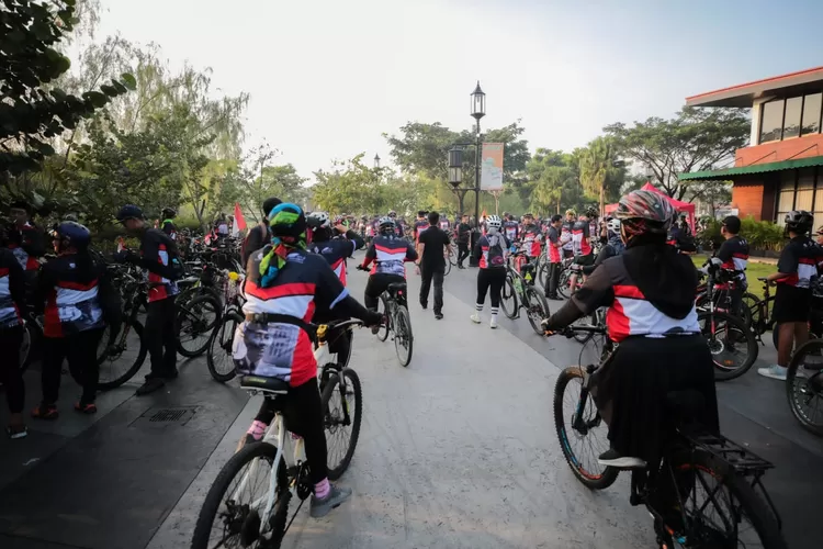 Menelusuri jejak Bung Karno sambil gowes di Kota Bandung! Nikmati fun bike tribute yang seru dan edukatif. Yuk, gabung! (Humas Bandung / GoraJuara.com)