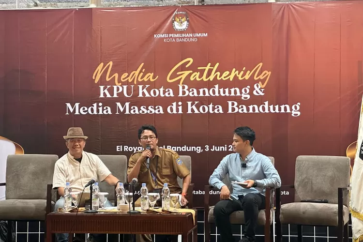 Sinergi KPU dan Pers: Kunci transparansi Pilkada 2024. Pelajari peran media dalam proses demokrasi. (Humas Bandung / GoraJuara.com)