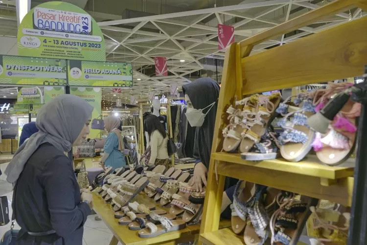 ragam produk kreatif terbaik Bandung di Pasar Kreatif 2024! Dukung industri lokal dan nikmati pengalaman belanja unik (Humas Bandung / GoraJuara.com)