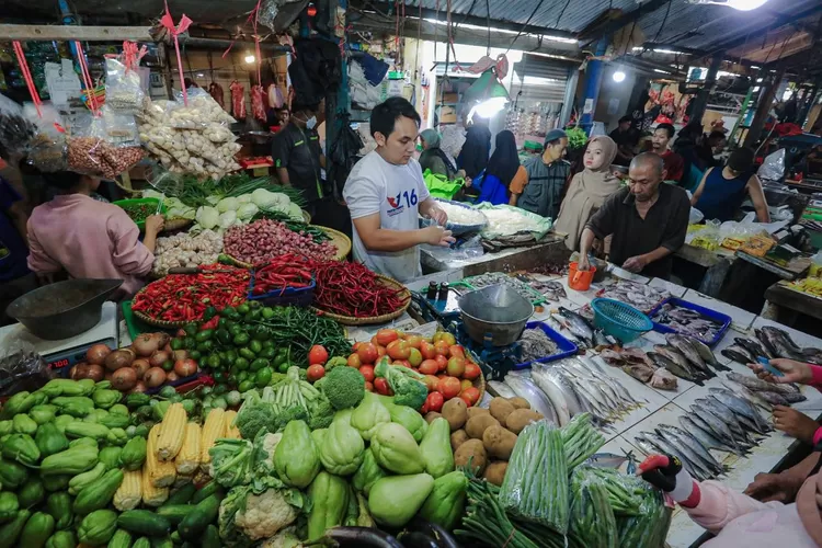 Update harga pangan Kota Bandung menjelang Iduladha 2024: fluktuasi harga cabai, bawang, dan daging, stabilnya harga beras dan gula. Tetap tenang belanja cerdas! (Humas Bandung / GoraJuara.com)