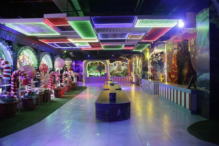 Nikmati petualangan seru di Funtasyland Bandung dengan roller skate, permainan karnaval, dan kostum unik di "Magical Forest". (Humas Bandung / GoraJuara.com)