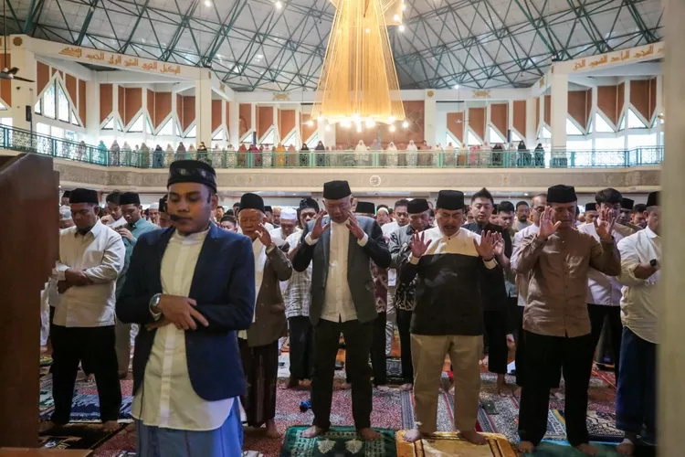 Bambang Tirtoyuliono ajak umat Muslim Bandung teladani Nabi Ibrahim AS. Pemeriksaan hewan kurban dilakukan untuk pastikan kelayakan. (Humas Bandung / GoraJuara.com)