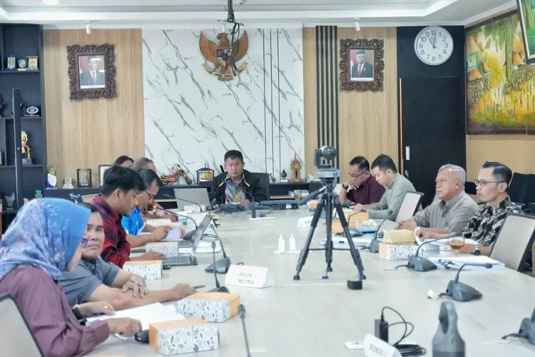 Pansus 8 DPRD Kota Bandung menggelar rapat kerja melanjutkan pembahasan draf Raperda tentang Keolahragaan, di Ruang Rapat Komisi D DPRD Kota Bandung (Niko/Humpro DPRD Kota Bandung)