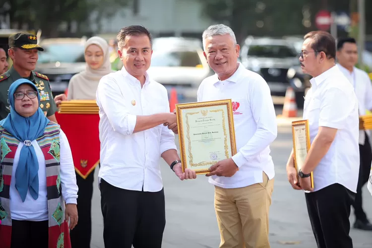 Pemkot Bandung raih penghargaan atas komitmen kesejahteraan lansia. Berbagai program inovatif tingkatkan kualitas hidup lansia. (humas Bandung / GoraJuara.com)